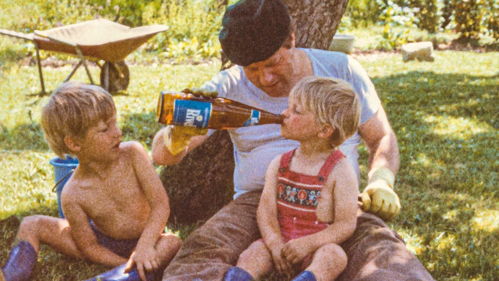 «Die Schläge von meinem Vater waren schlimm, als noch viel schlimmer empfand ich jedoch die psychische Gewalt»: Jonny Fischer zusammen mit Vater und Bruder im elterlichen Garten.