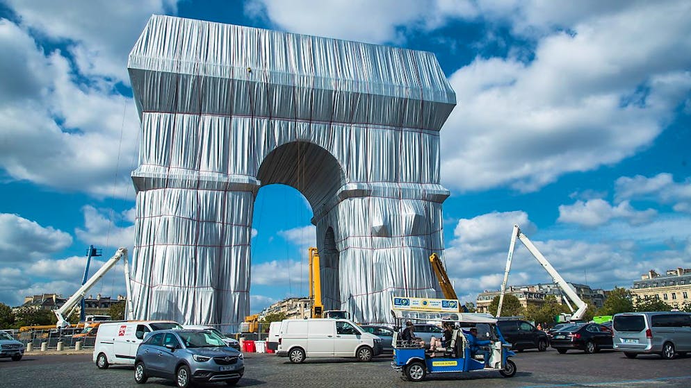 Pas moins de 25'000 m2 de tissu gris bleuté ont été utilisés pour empaqueter le monument.