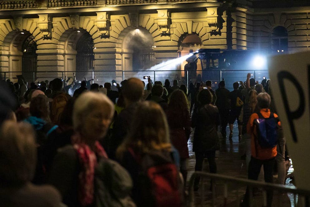 Die Polizei setzt den Wasserwerfer gegen die Demonstranten auf dem Bundesplatz ein, waehrend einer Demonstration gegen die Massnahmen im Zusammenhang mit dem Coronavirus, am Donnerstag, 16. September 2021 in Bern. (KEYSTONE/Peter Klaunzer)