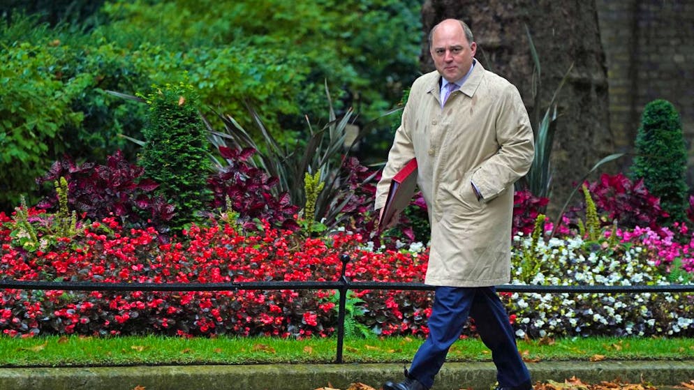 FILED - Der britische Verteidigungsminister, Ben Wallace, auf dem Weg zur Kabinettssitzung. Wallace weist gegenüber Sky News Frankreichs Kritk am U-Boot-Deal zwischen Großbritannien, der USA und Australien zurück. "Wir haben keine Veranlassung, die Franzosen gegen uns aufzubringen." Photo: Victoria Jones/PA Wire/dpa