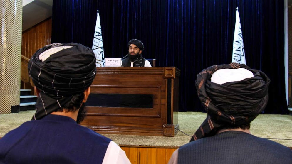 Nella prima riunione del governo è stata discussa la situazione della sicurezza, politica ed economica del paese. Nella foto il portavoce dei talebani, Zabhiullah Mujahid, mentre annuncia il governo ad interim il 7 settembre a Kabul.