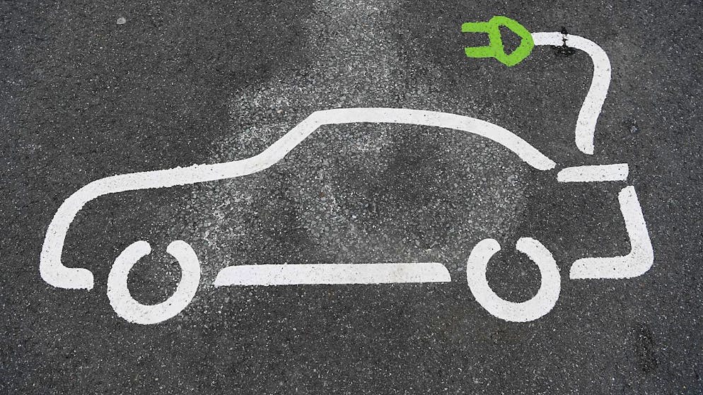 Ein Piktogramm symbolisiert den Ladevorgang eines Elektrofahrzeuges. (Symbolbild)