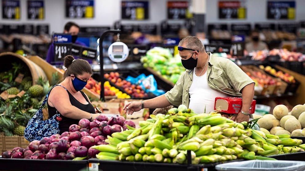 Les consommateurs américains ayant boudé bars et restaurants, ce sont les magasins de boissons et d'alimentation qui en ont profité en août. (archives)