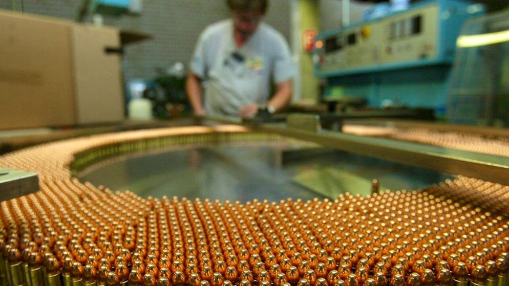 Un impiegato di Ruag Ammotec al lavoro.