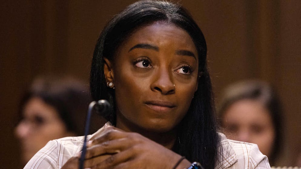 Simone Biles beklagt sich über fehlende Hilfe.