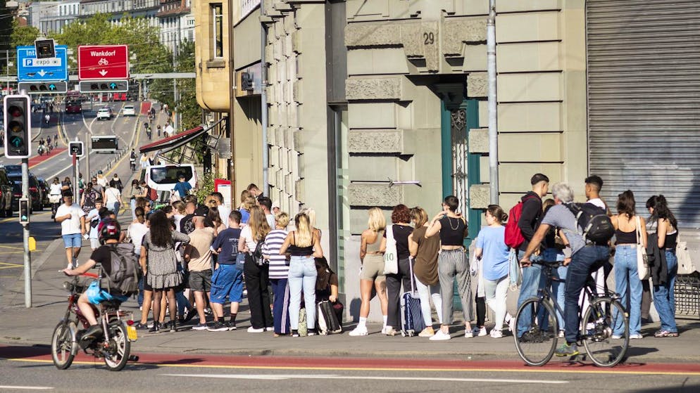 Menschen warten am 3. September 2021 in Bern darauf, sich testen lassen zu können.