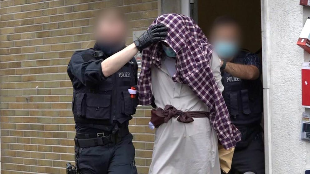 dpatopbilder - Ein Mann wird im Zusammenhang mit dem mutmaßlich geplanten Anschlag auf die Hagener Synagoge von Polizisten abgeführt. Foto: Alex Talash/dpa - ACHTUNG: Personen wurden aus rechtlichen Gründen gepixelt