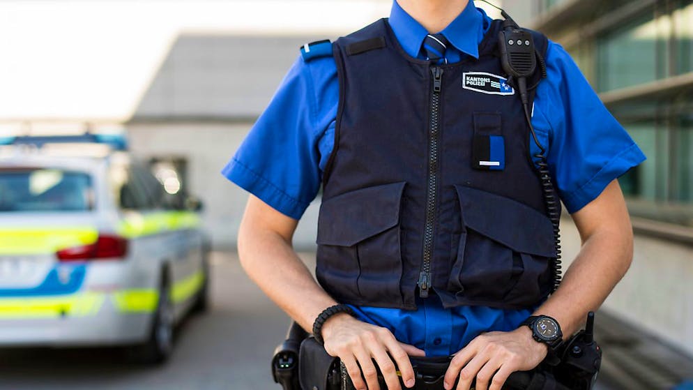 Alertée mardi matin à l'aube, la police argovienne a découvert le corps sans vie des deux jeunes gens. Selon les premiers éléments d'enquête, la soeur âgée de 26 ans a tué son frère de 25 ans à coups de couteau avant de se suicider (photo symbolique).