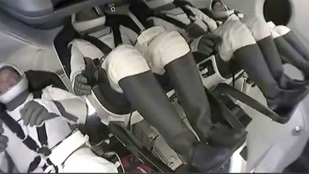 I quattro civili a bordo non dovranno intervenire in nessun modo nel pilotare la navetta se non in casi di emergenza.