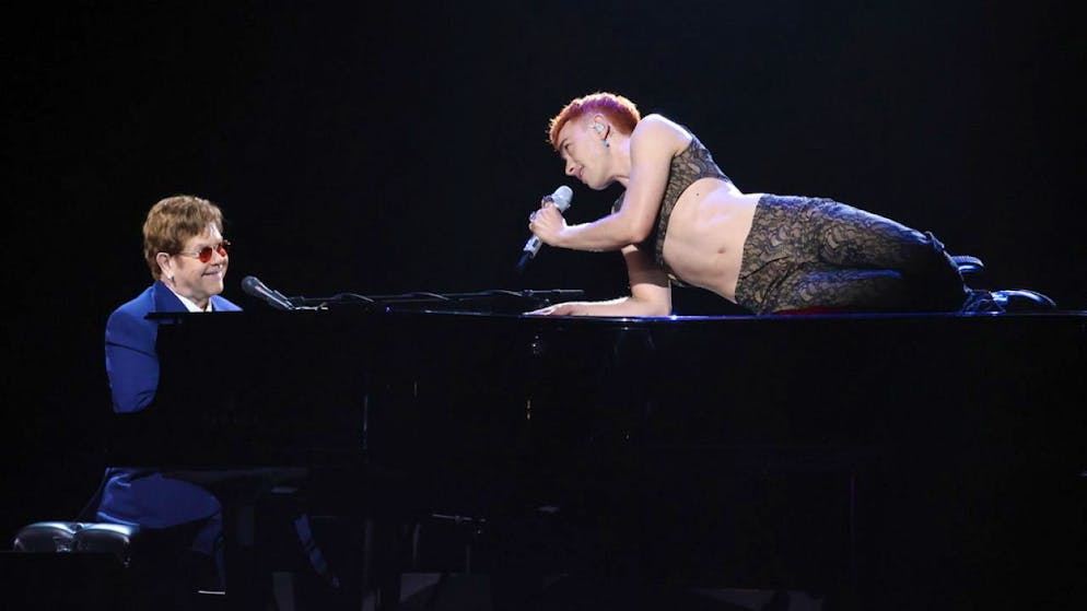 Elton John (à gauche) et Olly Alexander lors de la cérémonie des Brit Awards 2021 à l'O2 Arena de Greenwich, dans le Grand Londres en mai dernier.