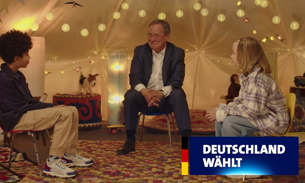 Armin Laschet will deutscher Bundeskanzler werden. Im Interview mit den Kinderreportern Pauline und Romeo kommt der CDU-Politiker gehörig ins Schwitzen.