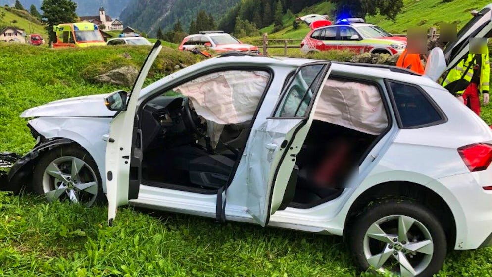 Auf dem Weg in Richtung Wassen ist ein Auto von der Strasse abgekommen und in einen Stein geputscht.