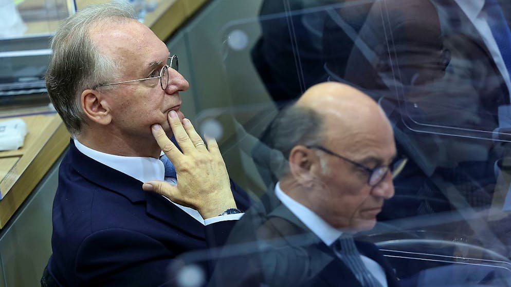 CDU-Politiker Reiner Haseloff (links) stellt sich zur Wiederwahl als Ministerpräsident in Sachsen-Anhalt - und fällt im ersten Wahlgang durch. Foto: Ronny Hartmann/dpa