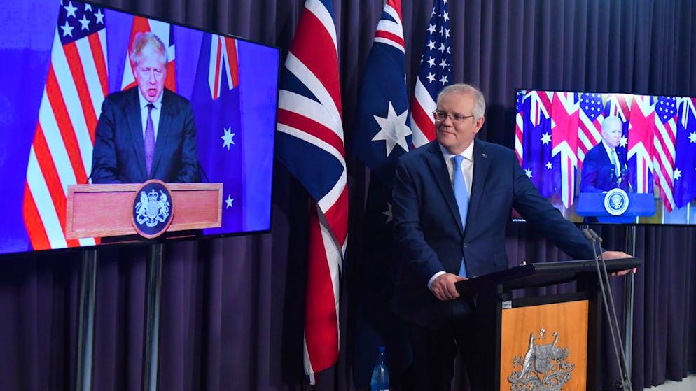 Australiens Premier Scott Morrison (Mitte) stellt mit seinem britischen Pendant Boris Johnson (links) und US-Präsident Joe Biden in einer Videokonferenz in Canberra am 16. September die neue Allianz vor.