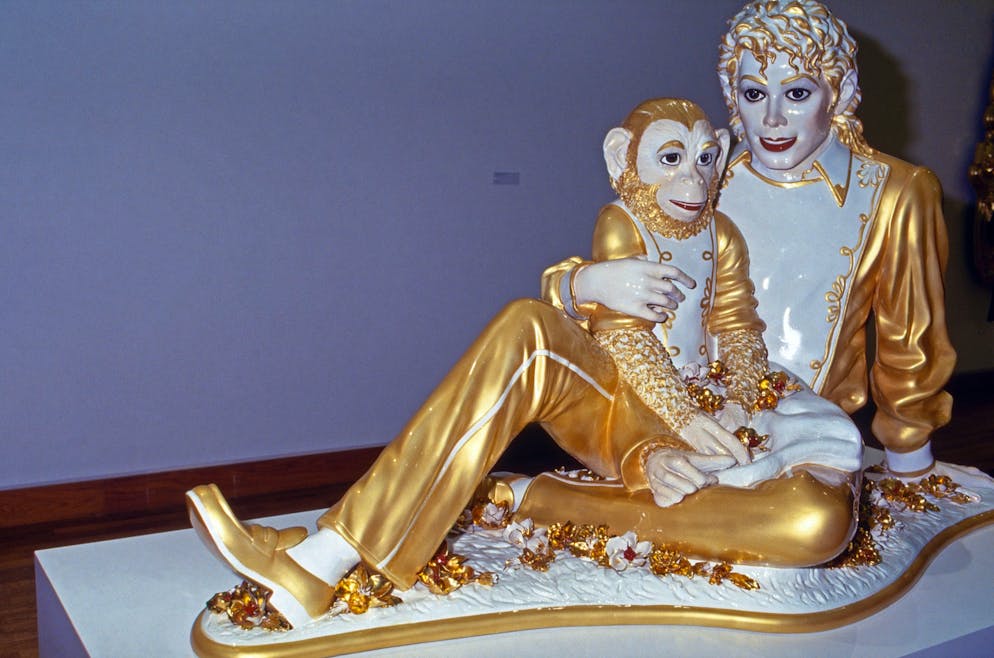 Wurden sogar zum Kunstwerk: Der US-amerikanischen Künstler Jeff Koons hat Michael Jackson und seinen Affen Bubbles in einer vergoldeten Porzellan-Statue verewigt.
