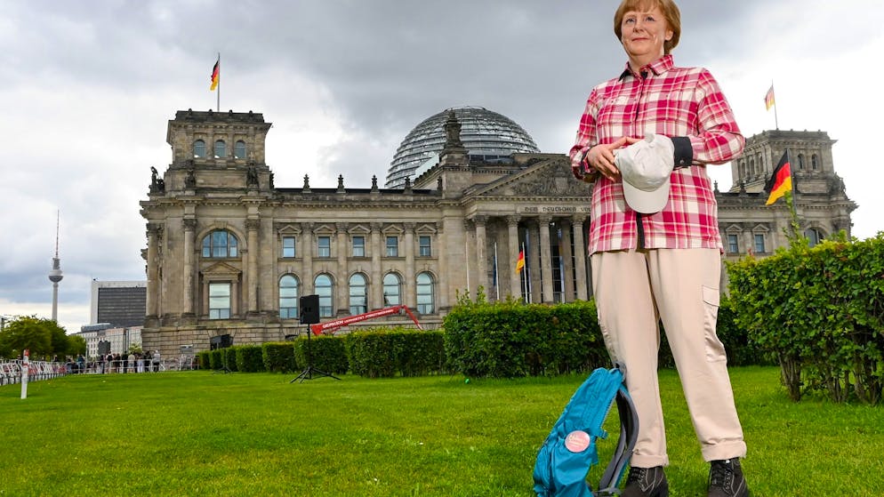 Die Wachsfigur von Bundeskanzlerin Angela Merkel (CDU) vor dem Reichstagsgebäude in Berlin.