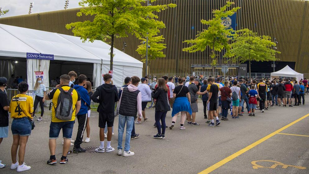 Anstehen für den Corona-Test – hier vor einem Fussballmatch zwischen dem FC Luzern und BSC Young Boys am 24. Juli 2021 in Luzern.