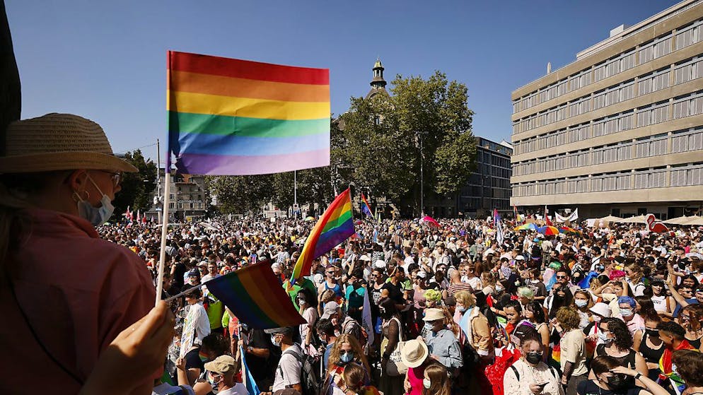 Für den Zürcher Regierungsrat ist klar: Homo-, Bi- oder Transsexualität ist keine Krankheit, die behandelt werden muss - für ein kantonales Verbot von Umpolungstherapien sieht er aber keine Möglichkeit. (Symbolbild/Pride Zürich 2021)