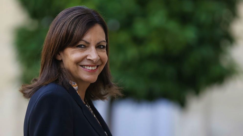 epa09466288 Mayor of Paris and offical candidate for the 2022 French presidential elections, Anne Hidalgo, arrives at the Elysee Palace to attend a ceremony for the 2020 Tokyo Olympic and Paralympic French medallists, in Paris, France, 13 September 2021. EPA/IAN LANGSDON