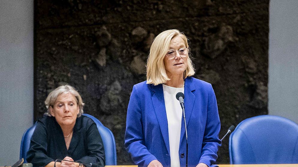 La collègue de Ank Bijleveld (à gauche) aux Affaires étrangères Sigrid Kaag (à droite) a démissionné jeudi après avoir elle aussi été critiquée par le Parlement.