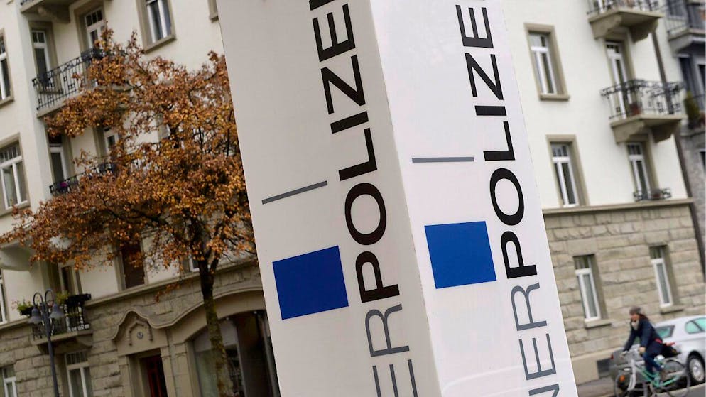 Das Logo der Luzerner Polizei vor dem Hauptgebäude in der Stadt Luzern. Die Luzerner Polizei rückte wegen einer illegalen Veranstaltung auf dem Mühleplatz aus. (Archivbild)