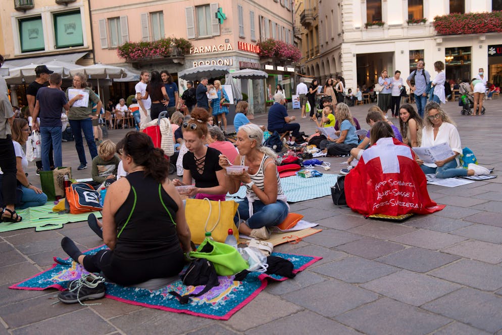 Manifestanti in Piazza della Riforma. Lanciata anche una raccolta firme, iniziativa popolare Stop all'obbligo di vaccinarsi.