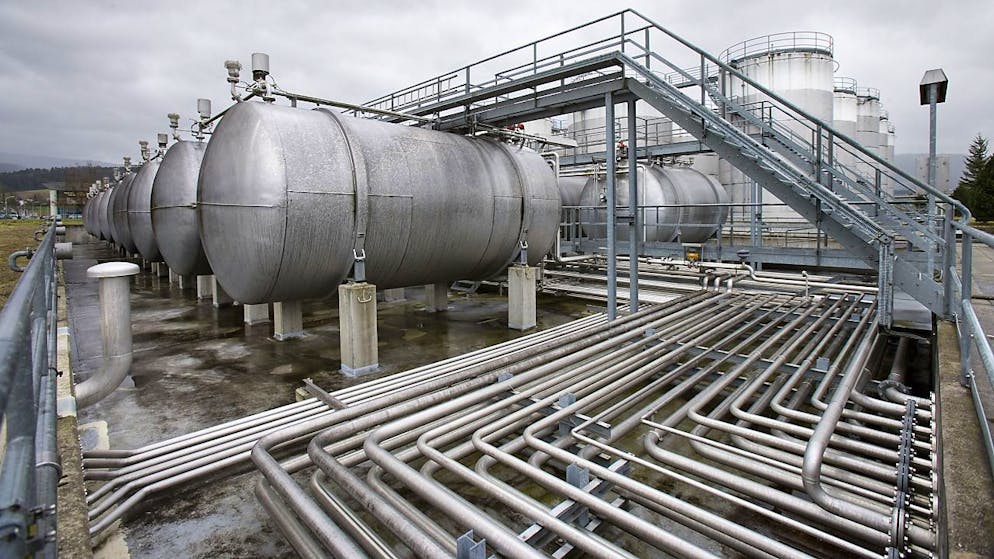 Tanks und ein Rohrsystem beim Betrieb der Alcosuisse in Delsberg: Die private Firma verwaltet derzeit ein temporäres Ethanol-Sicherheitslager. (Archivbild aus dem Jahr 2007)