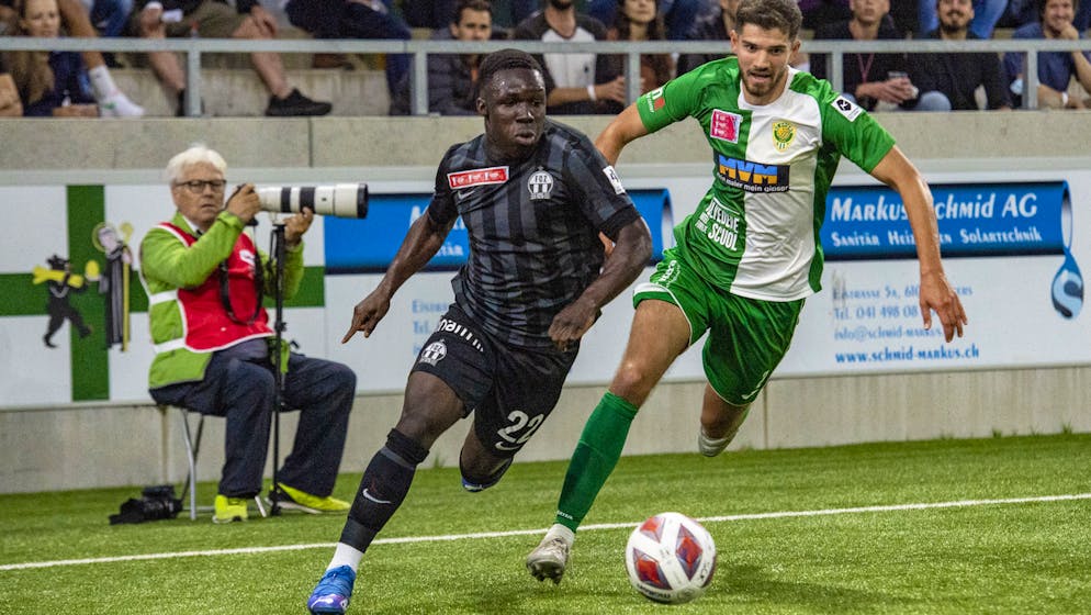 FCZ-Flügel Willy Gnonto (l.) überläuft Kriens-Spieler Ivan Harambasic.