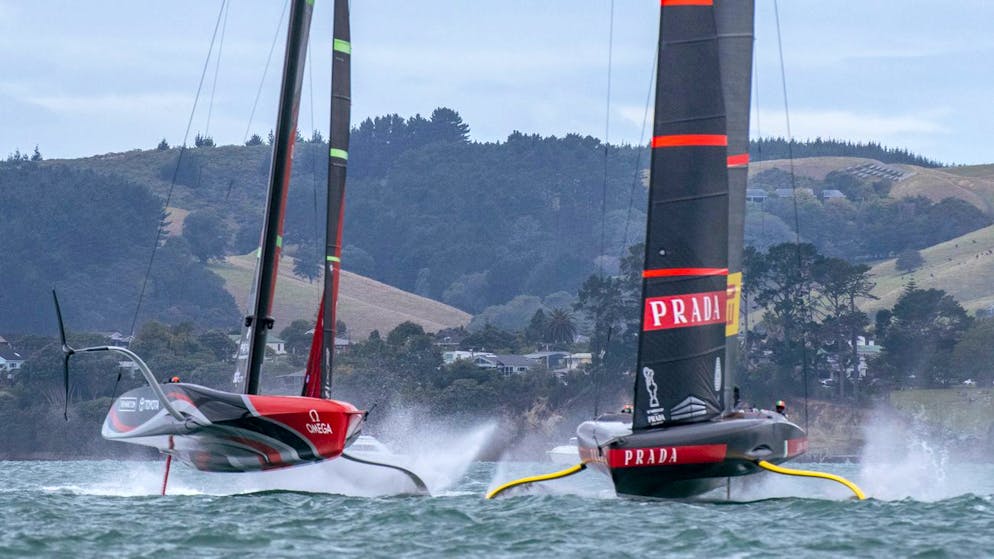 Le Team New Zealand (à gauche) a conservé en mars dernier le prestigieux trophée.