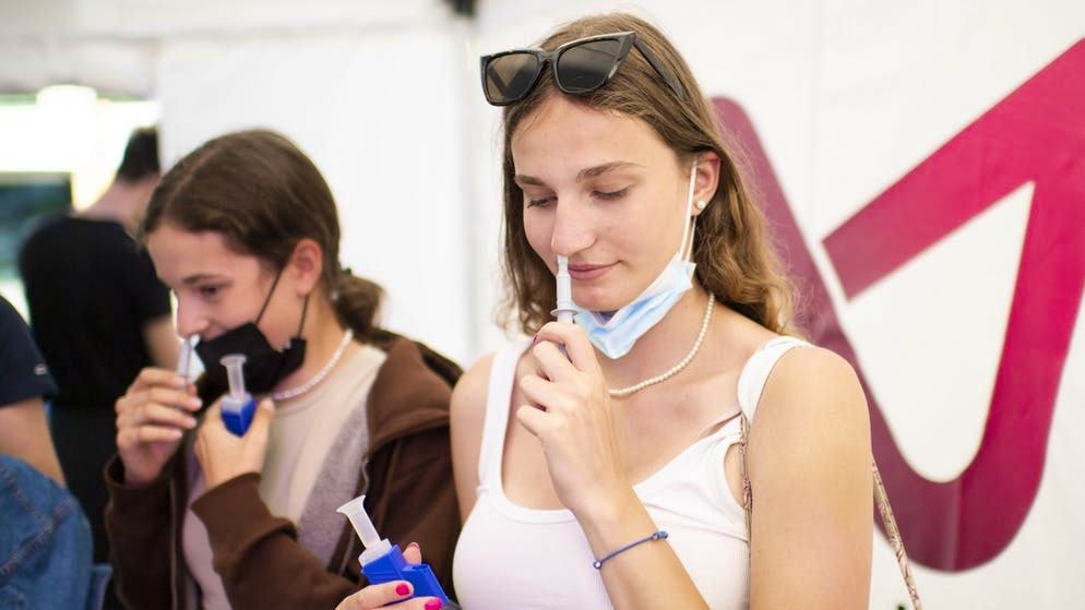 Giovani donne fanno il test Covid-19: si trattava di un evento di prova con fino a 1000 persone a Coira.