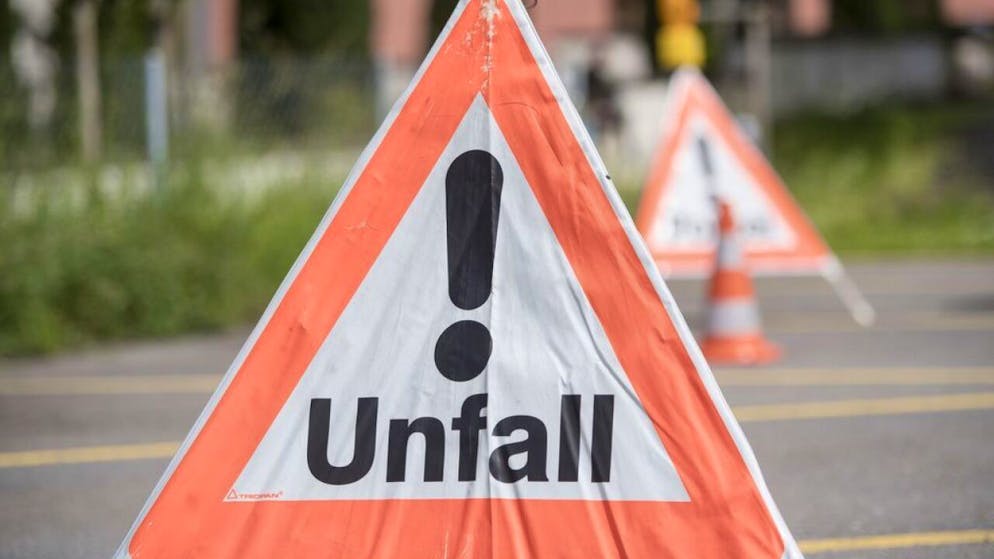 Ein 14-jähriger Velofahrer ist am Freitag in Aarberg beim Zusammenstoss mit einem Auto schwer verletzt worden. (Symbolbild)