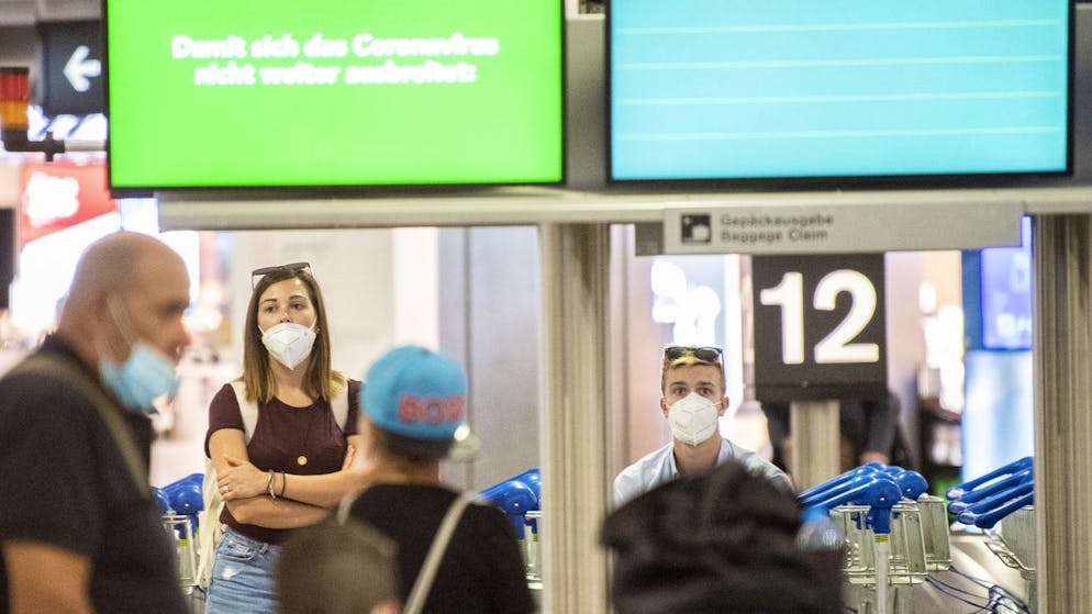 Eine Meldung zeigt die Obligatorische Quarantaene bei der Einreise aus bestimmten Laendern an, bei der Ankunft am Flughafen Zuerich, aufgenommen am Mittwoch, 5. August 2020. (KEYSTONE/Ennio Leanza)