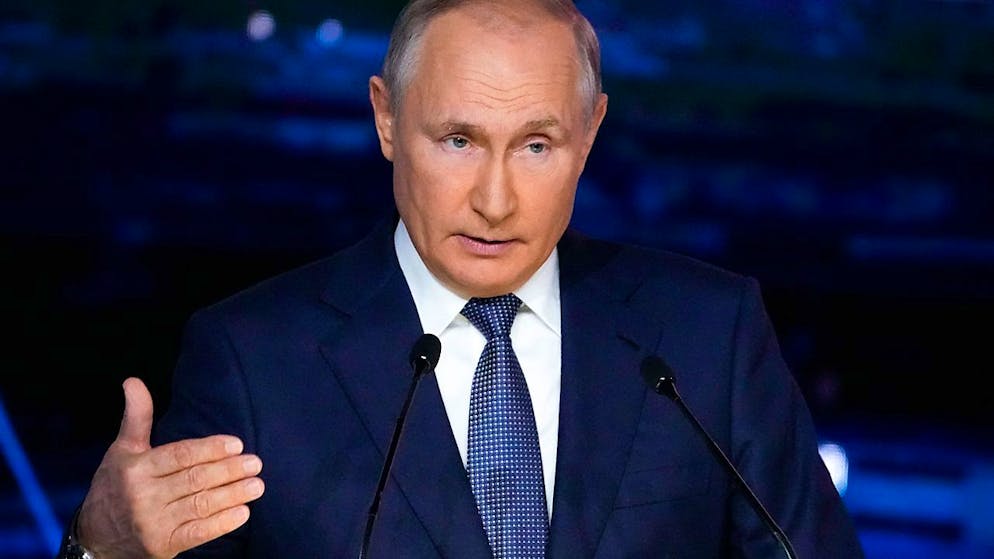ARCHIV - Wladimir Putin, Präsident von Russland, gestikuliert bei seiner Rede während einer Plenarsitzung auf dem Östlichen Wirtschaftsforum (03.09.2021). Putin wirbt für eine weitere internationale Geberkonferenz für Afghanistan. Foto: Alexander Zemlianichenko/Pool AP/dpa