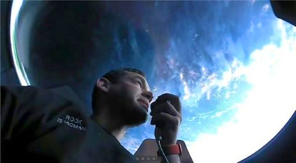 Le commandant de la mission Inspiration4, le milliardaire américain Jared Isaacman, dans l'espace à bord de la capsule Dragon de SpaceX, sur une image publiée le 16 septembre 2021