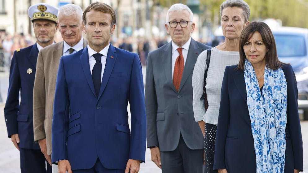 epa09471677 French President Emmanuel Macron (L) and Paris Mayor and Socialist Party (PS) candidate for the 2022 French presidential elections Anne Hidalgo (R) pay tribute to the tomb of the Unknown Soldier during the inauguration of the Arc de Triomphe wrapped in silver-blue fabric as it was designed by the late artist Christo, in Paris, France, 16 September 2021. The monumental installation wraps the landmark Parisian monument under 25,000 square meters of silver and blue fabric. EPA/LUDOVIC MARIN / POOL RESTRICTED TO EDITORIAL USE - MANDATORY MENTION OF THE ARTIST UPON PUBLICATION - TO ILLUSTRATE THE EVENT AS SPECIFIED IN THE CAPTION / MAXPPP OUT EDITORIAL USE ONLY