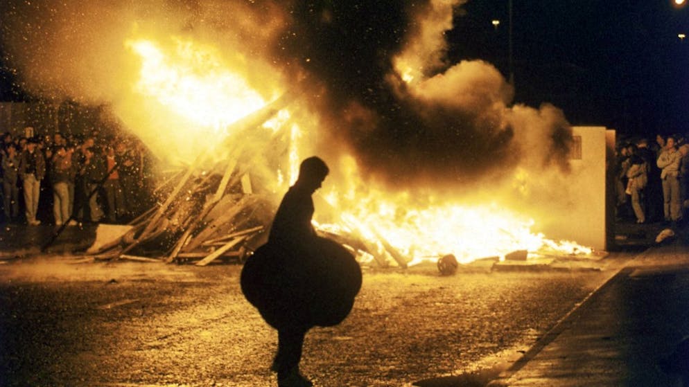 Les violences entre républicains nationalistes (surtout catholiques), partisans de la réunification de l'Irlande, et loyalistes unionistes (en majorité protestants), défenseurs du maintien dans la Couronne britannique,ont fait quelque 3500 morts avant de prendre fin grâce à l'accord de 1998.
