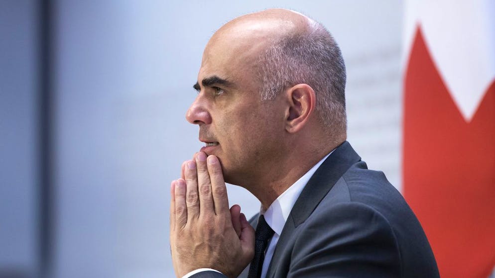 Bundesrat Alain Berset erläutert während der Medienkonferenz des Bundesrates zur aktuellen Lage die aktuellen Einreise-Regelungen.