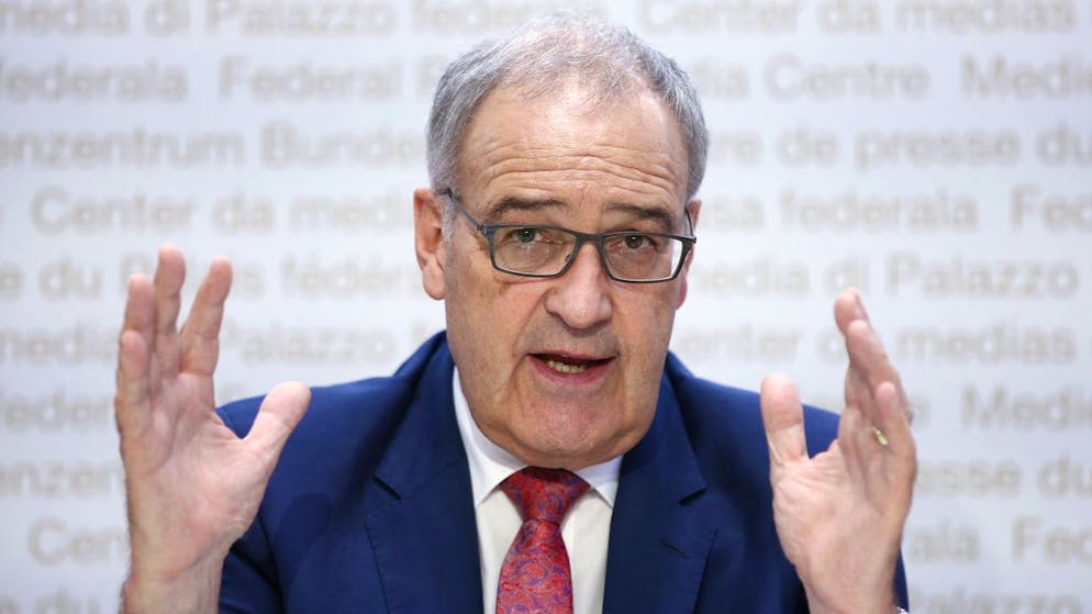 Bildungs- und Forschungsminister Guy Parmelin stellte die Übergangsmassnahmen vor.