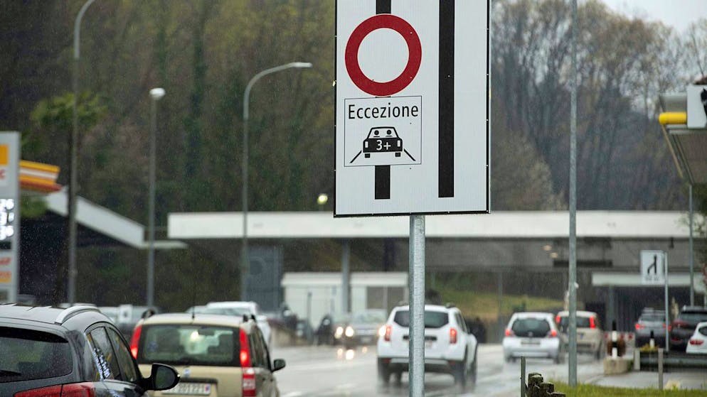 Verkehrsschild mit Hinweis auf die erste Fahrgemeinschaften-Spur beim Zollübergang Brusata im Tessin. (Archiv)