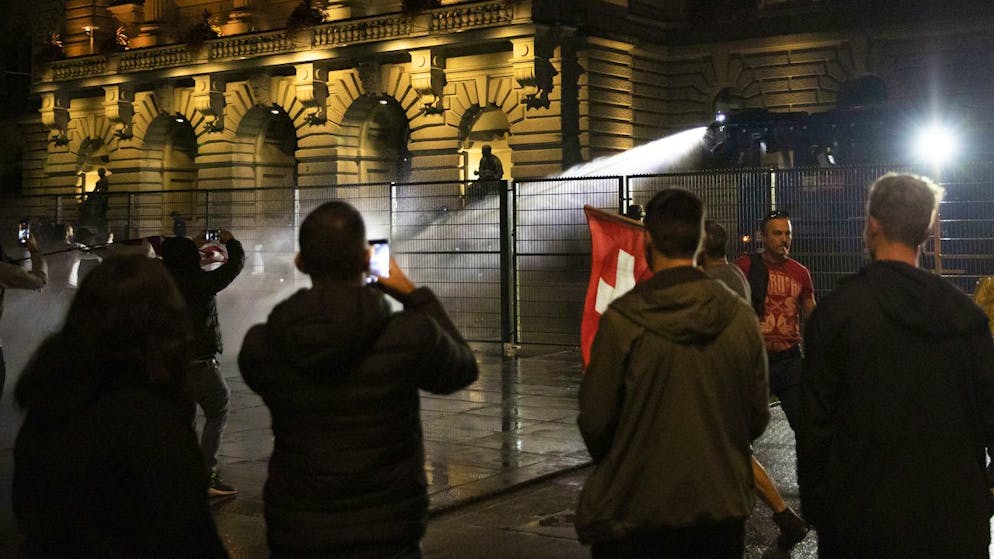 Teilnehmer der unbewilligten Demonstration filmen am 16. September den Wasserwerfer im Einsatz auf dem Bundesplatz.