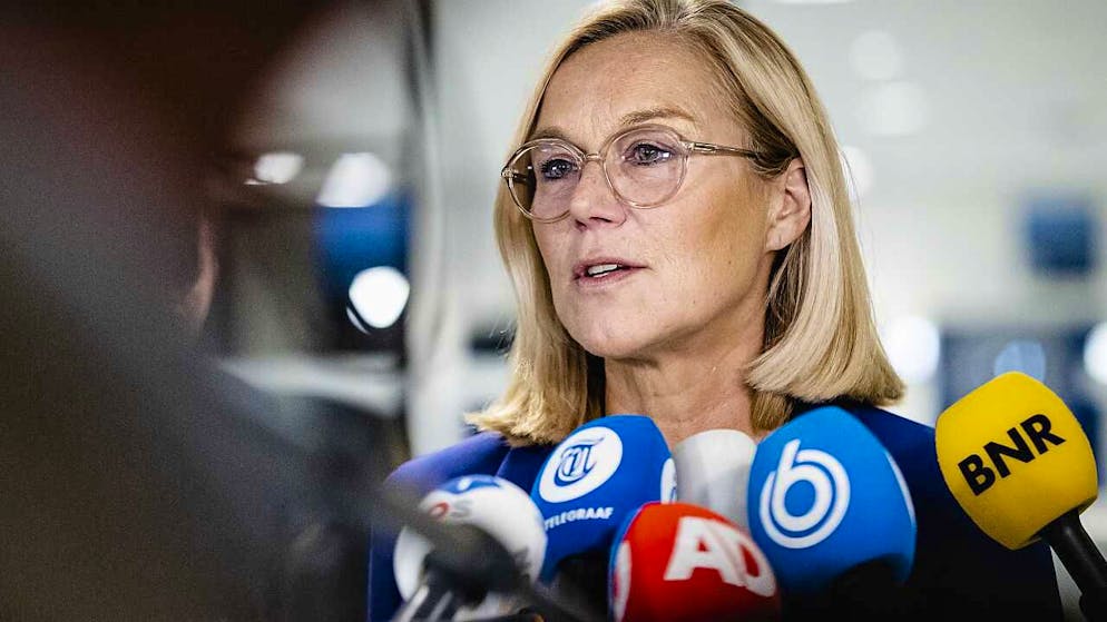 Sigrid Kaag, Außenministerin der Niederlande, spricht mit Journalisten. Kaag ist nach scharfer Kritik des Parlaments an der gescheiterten Afghanistan-Evakuierung am 16. September 2021 zurückgetreten. Foto: Sem Van Der Wal/ANP/dpa