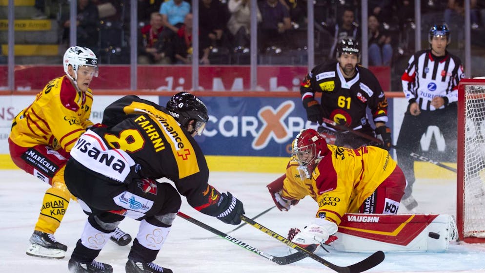 Ein durchwegs gelungener Abend: Der 18-jährige Joshua Fahrni schiesst sein erstes Tor in der National League und sein SC Bern gewinnt das Derby gegen die SCL Tigers 8:1