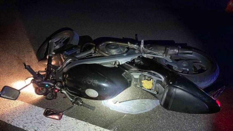 En percutant la berme centrale, le motocycliste s'est fait arracher son avant-bras gauche.