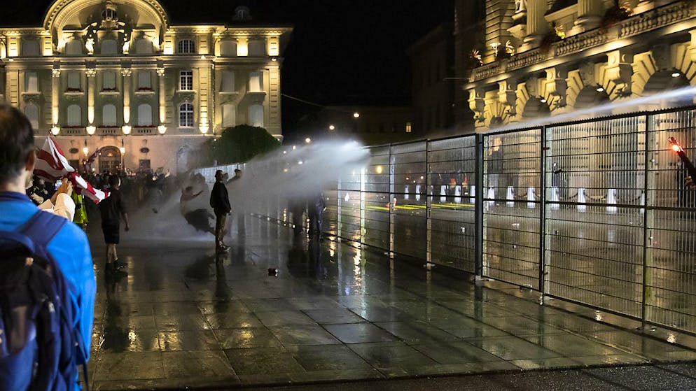 La police a eu recours jeudi soir à un canon à eau pour disperser des manifestants qui s'en prenaient au grillage installé pour protéger le Palais fédéral (archives).