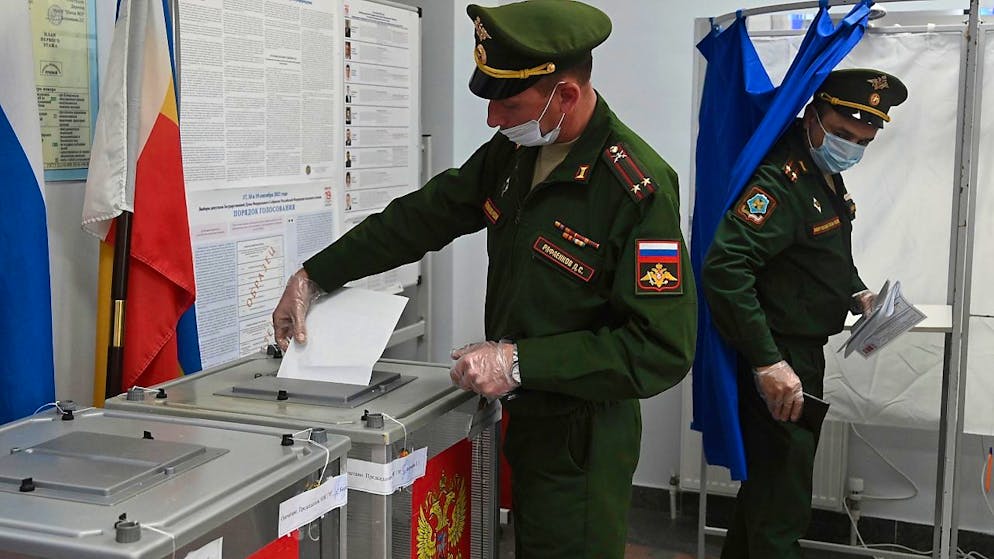Russische Beamte geben während der Parlamentswahlen in Rostow am Don ihre Stimme in einem Wahllokal ab. Nach Beschwerden über erzwungene Stimmabgaben bei der Parlamentswahl in Russland hat die Zentrale Wahlkommission am Samstag eine Prüfung der Vorwürfe angekündigt. Foto: Uncredited/AP/dpa
