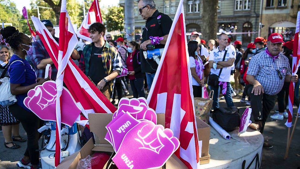 I partecipanti alla manifestazione contro la riforma dell'AVS
