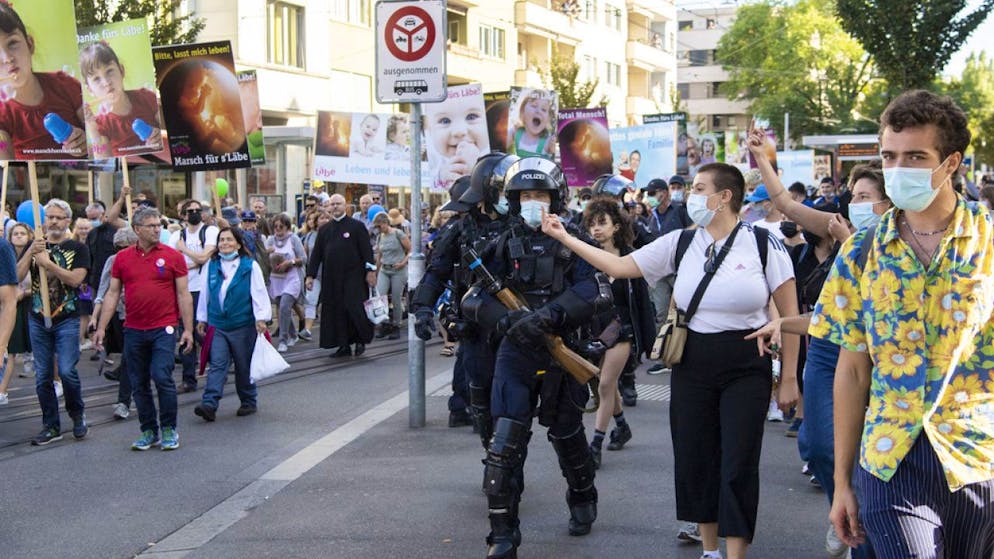 Antiabortisti (a sinistra) e favorevoli all'interruzione di gravidanza sono stati tenuti lontani dalla polizia.