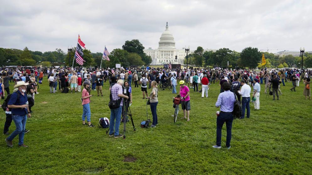 Sul National Mall si sono radunate solo poche centinaia di persone.