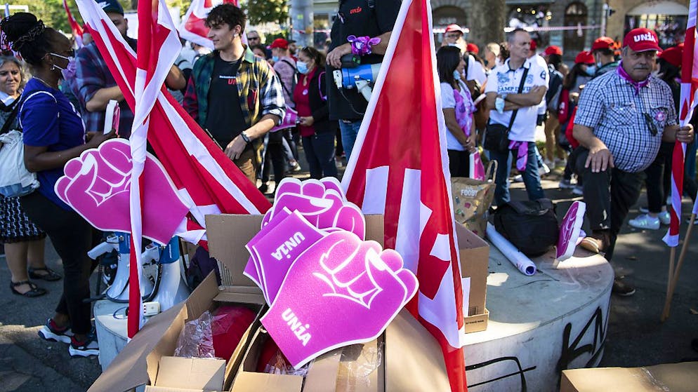 Les manifestants contre l'âge de la retraite à 65 ans pour les femmes se rassemblent samedi à Berne.