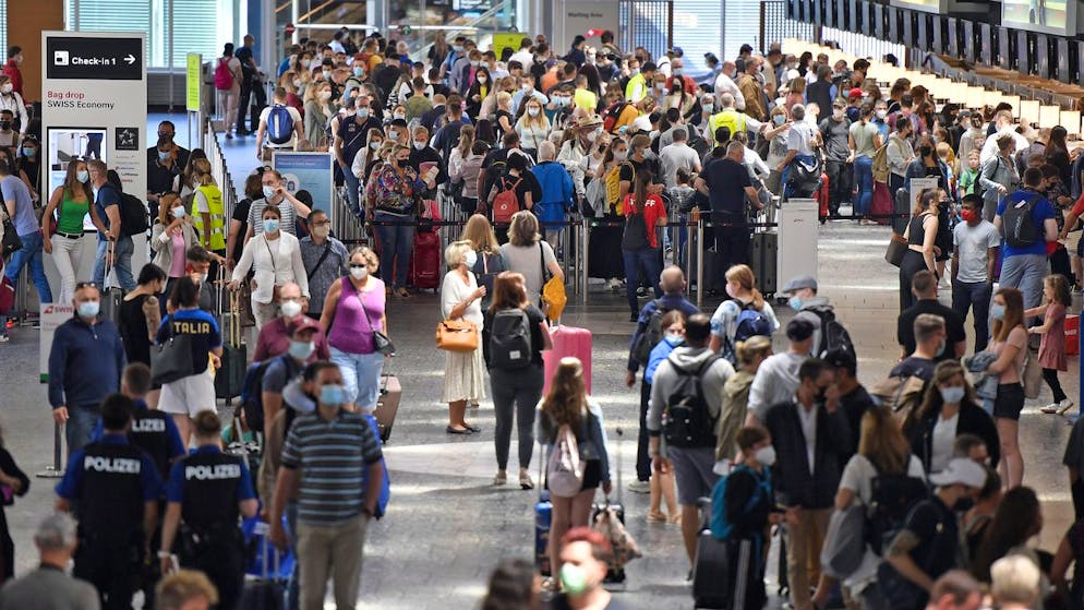 Die Reiselust der Schweizer hält über die Sommerferien hinaus an.